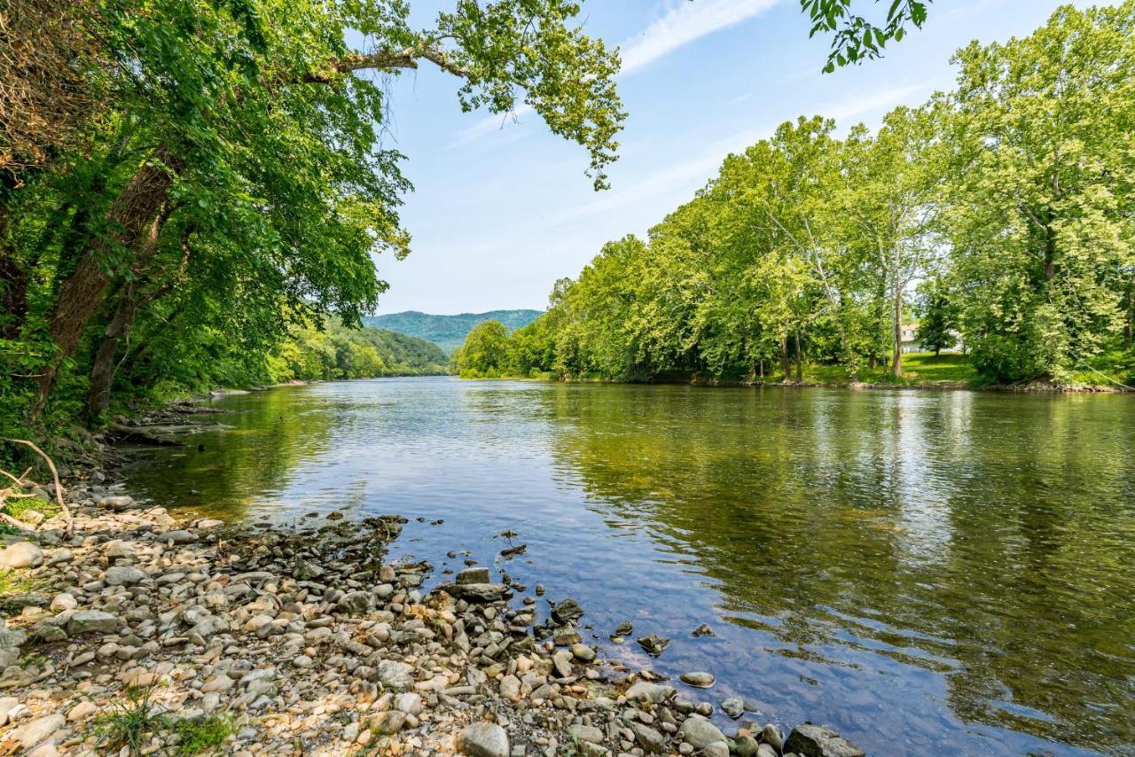 Riverside Tiny Cabin W Hot Tub, Fire Pit, & Kayaks Rileyville Exterior foto