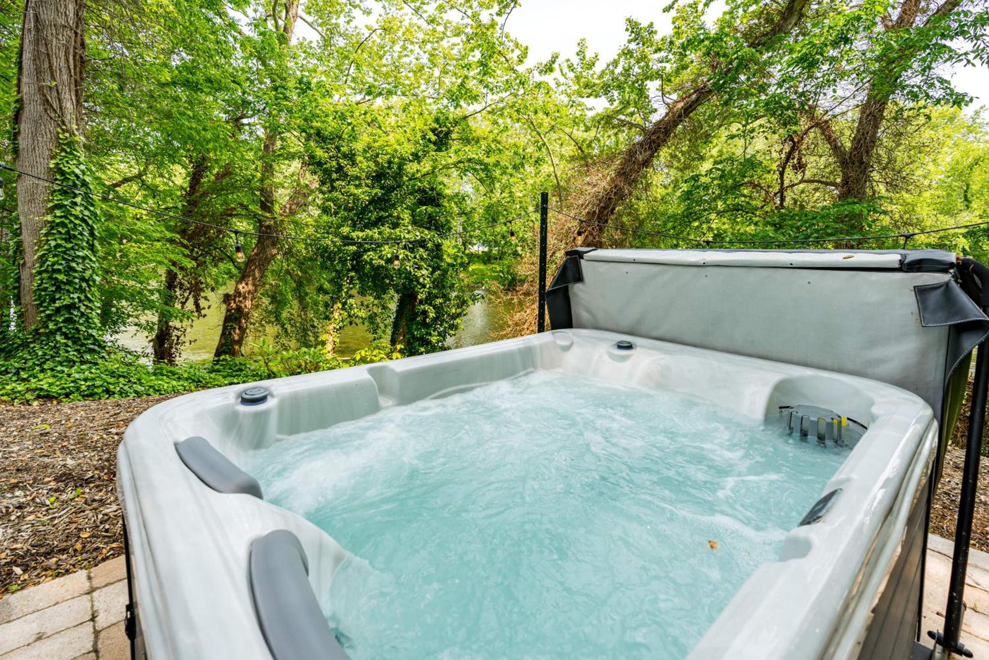 Riverside Tiny Cabin W Hot Tub, Fire Pit, & Kayaks Rileyville Exterior foto