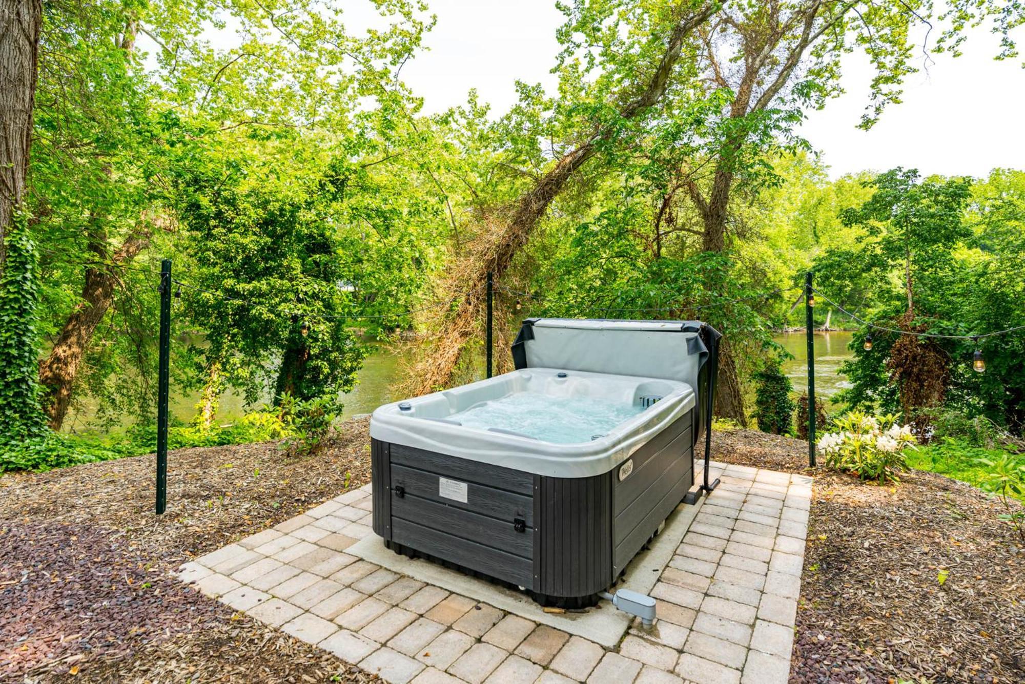 Riverside Tiny Cabin W Hot Tub, Fire Pit, & Kayaks Rileyville Exterior foto